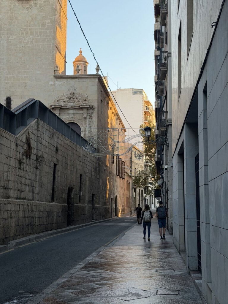 Gasse in Alicantes Altstadt